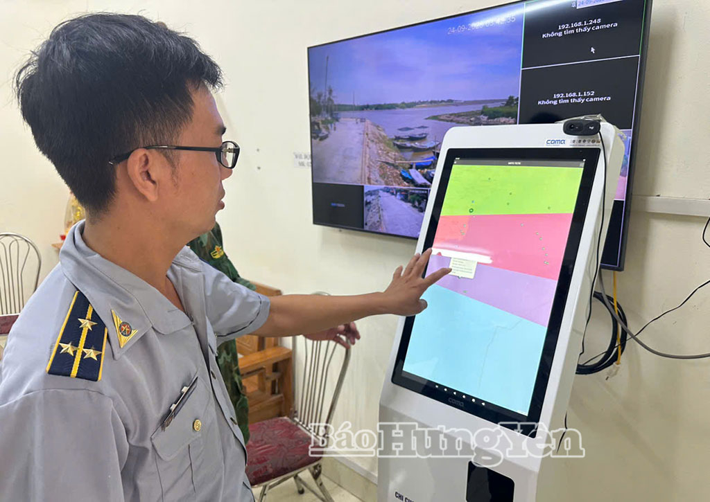 Cán bộ Chi cục Biển và Thủy sản tỉnh theo dõi hoạt động các phương tiện tàu thuyền qua hệ thống giám sát hành trình.