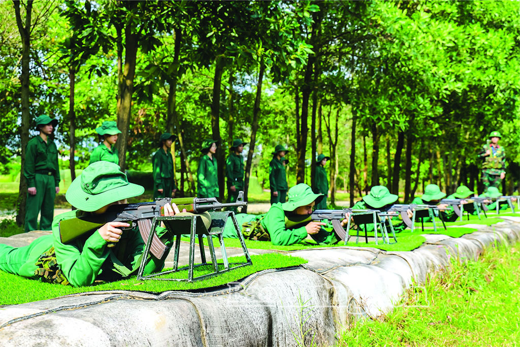 Sinh viên Trường Đại học Thủy lợi - cơ sở Phố Hiến tại xã Hoàng Hoa Thám tập luyện bắn súng tiểu liên AK.