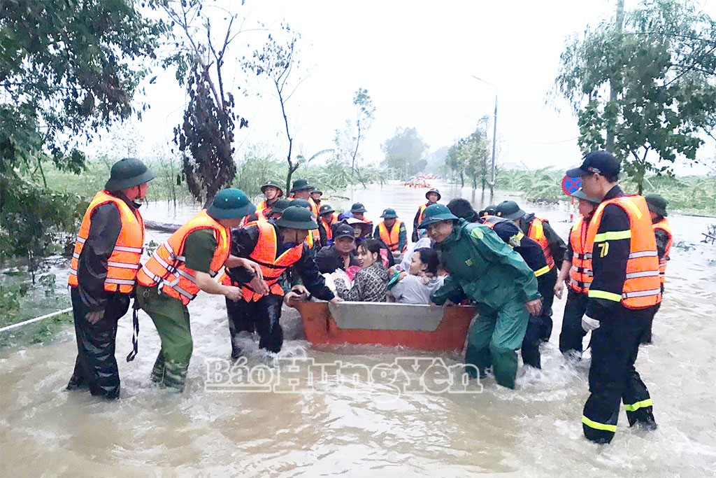 Lực lượng vũ trang tỉnh tham gia di dời nhân dân ở vùng trũng thấp vào nơi an toàn khi cơn bão số 3 năm 2024 đổ bộ với mưa lớn kèm gió giật mạnh.