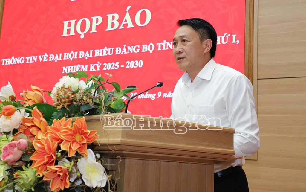 Đồng chí Phạm Văn Khuê, Ủy viên Ban Thường vụ Tỉnh ủy, Trưởng ban Tổ chức Tỉnh ủy phát biểu tại họp báo.