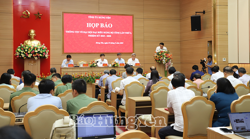 Quang cảnh họp báo.