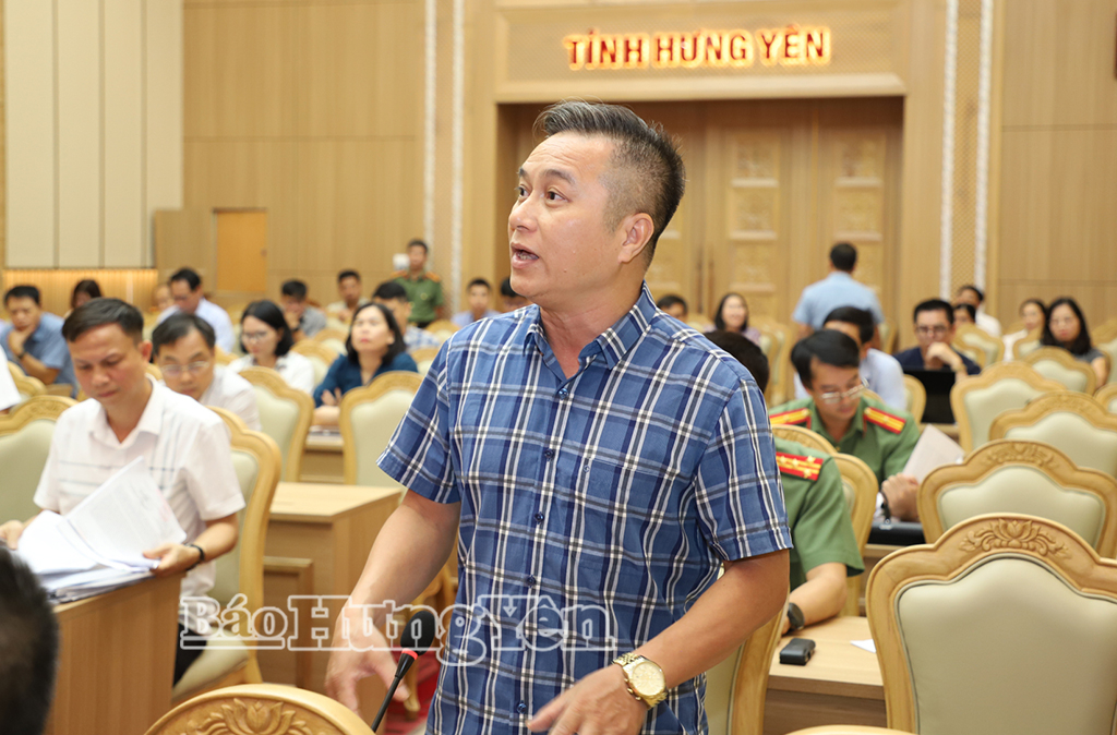 Phóng viên cơ quan thông tấn, báo chí phát biểu tại họp báo.