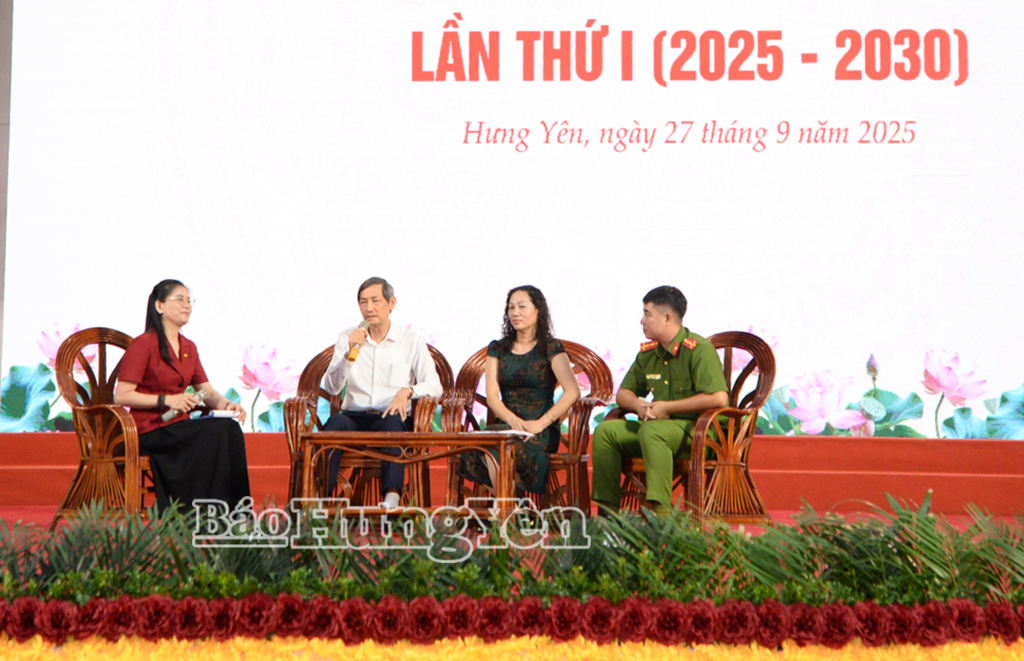 Giao lưu với điển hình tiên tiến tại chương trình tổng duyệt.