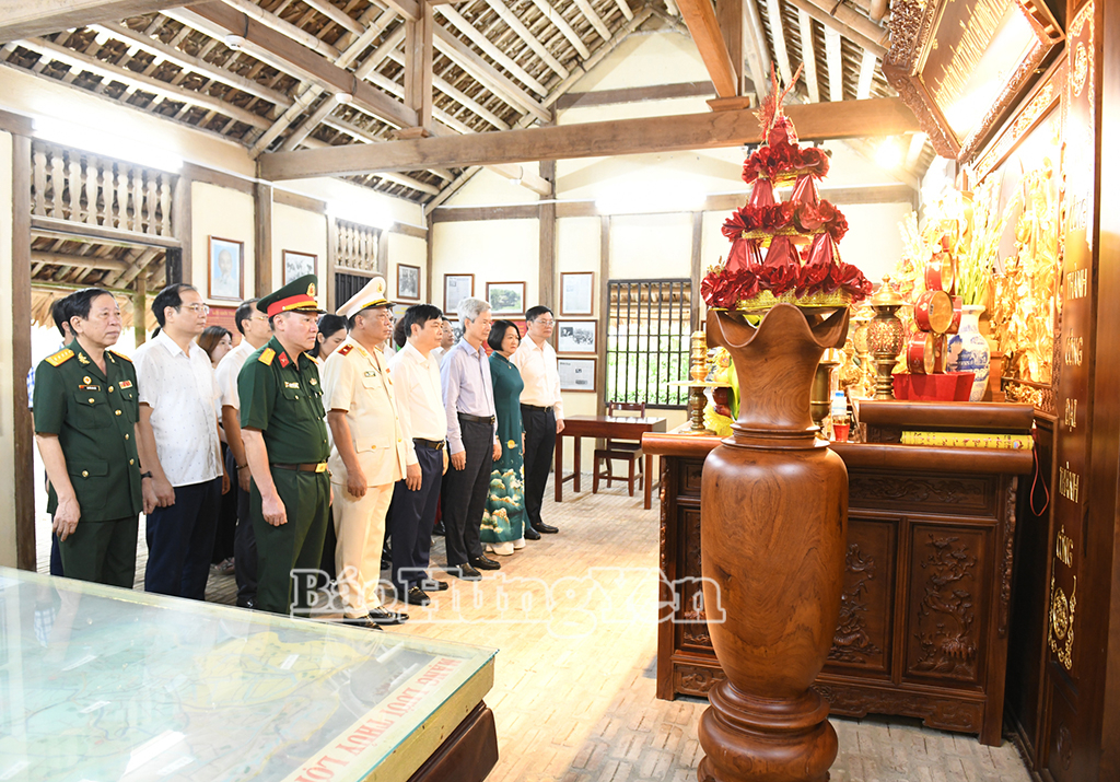 Các đại biểu dâng hương tại Nhà lưu niệm Bác Hồ.
