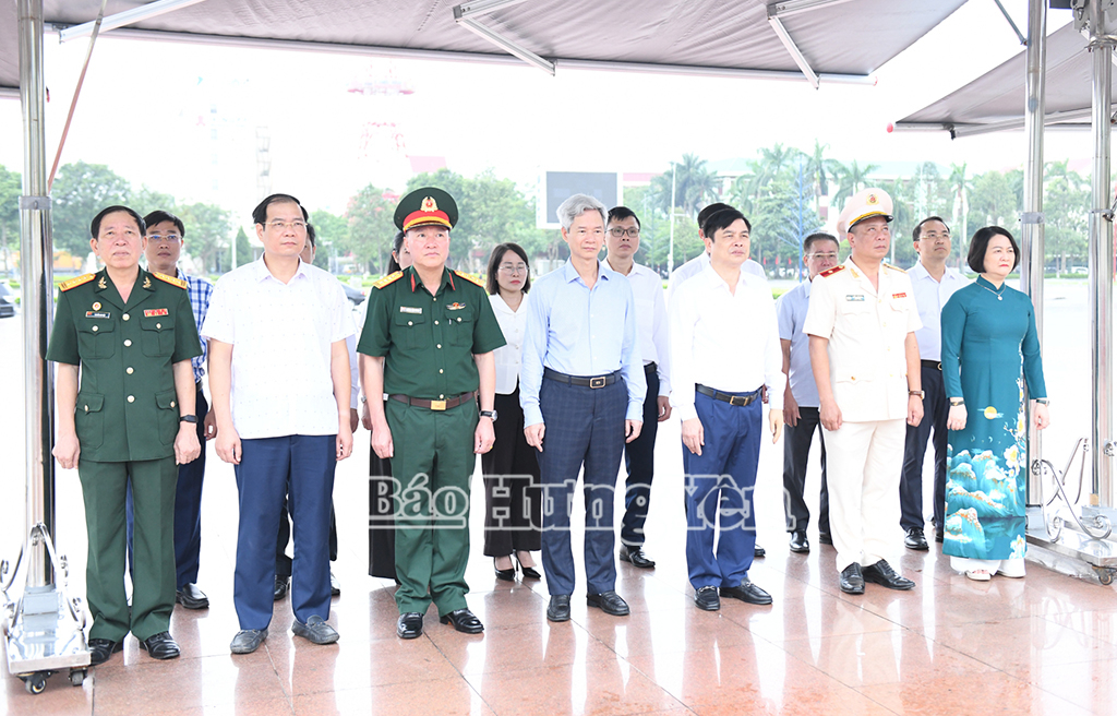 Các đại biểu dâng hoa tại Tượng đài Tổng Bí thư Nguyễn Văn Linh.