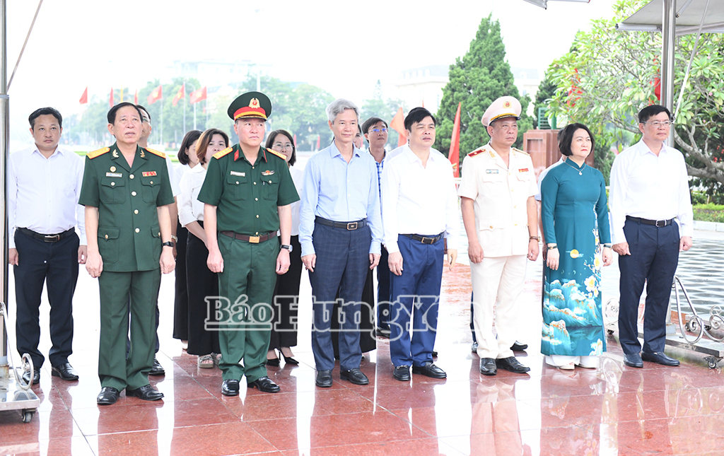 Các đại biểu đặt vòng hoa, dâng hương tại Đài tưởng niệm các anh hùng liệt sĩ tỉnh.