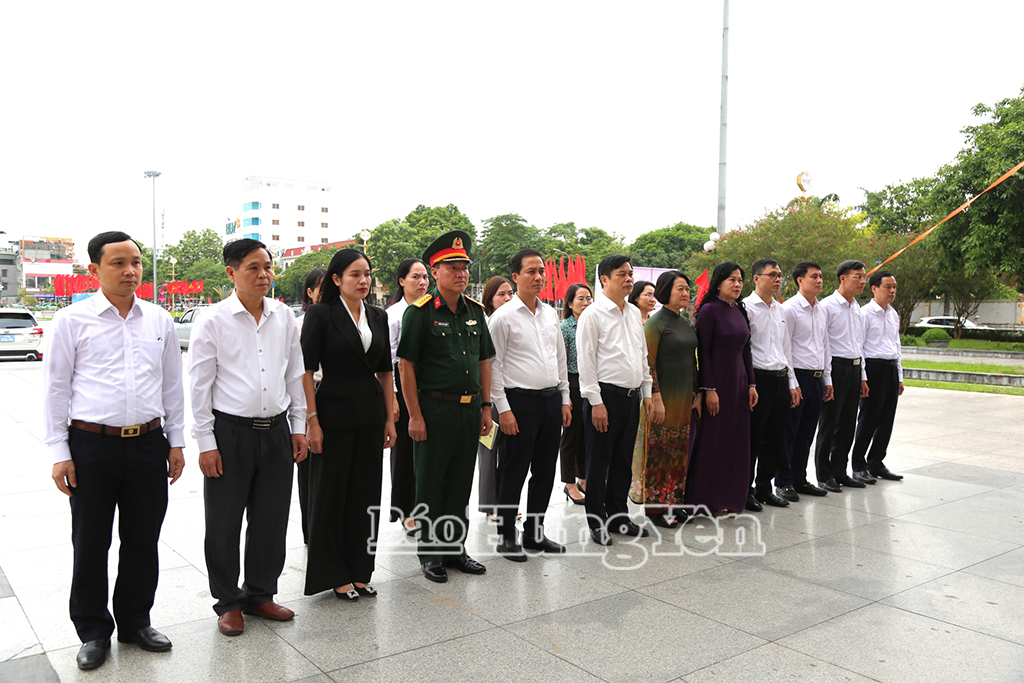 Các đại biểu dâng hương tưởng niệm đồng chí Nguyễn Đức Cảnh tại Tượng đài đồng chí Nguyễn Đức Cảnh, Quảng trường 14/10 (phường Thái Bình).