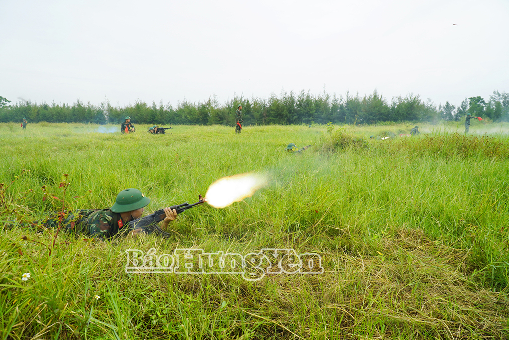 Thực hành chiếm lĩnh trận địa, tiêu diệt mục tiêu.