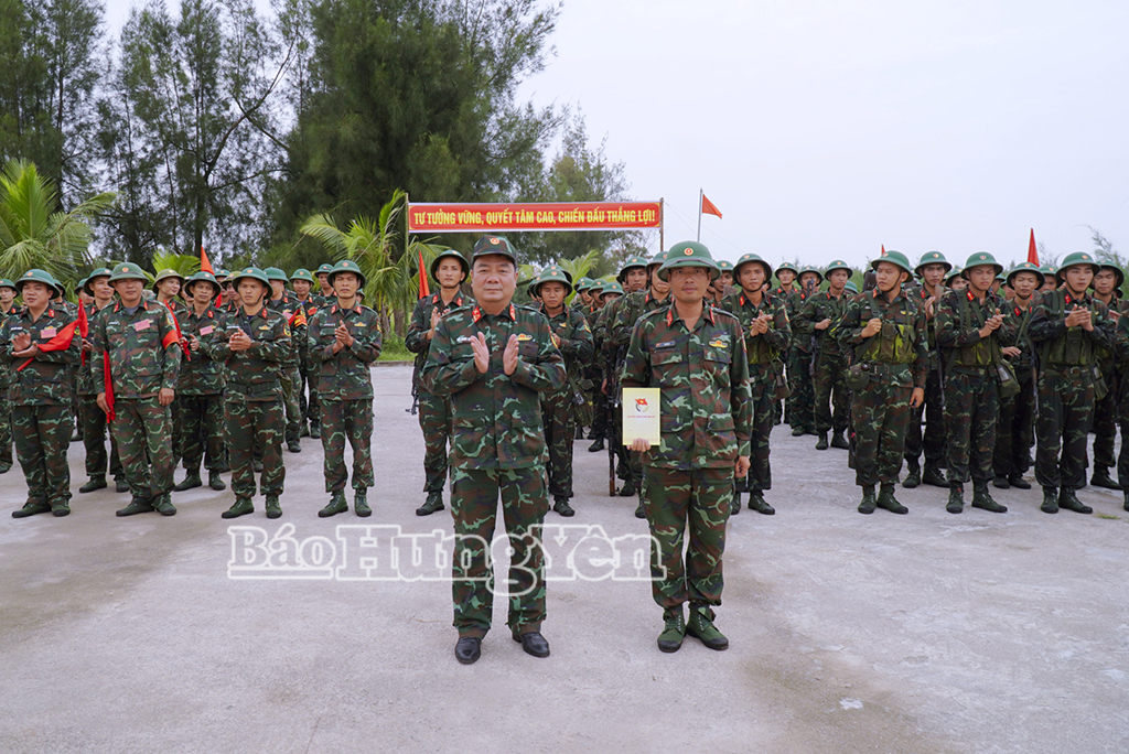 Thủ trưởng cơ quan Bộ CHQS tỉnh tới dự và chúc mừng cuộc diễn tập thành công tốt đẹp.