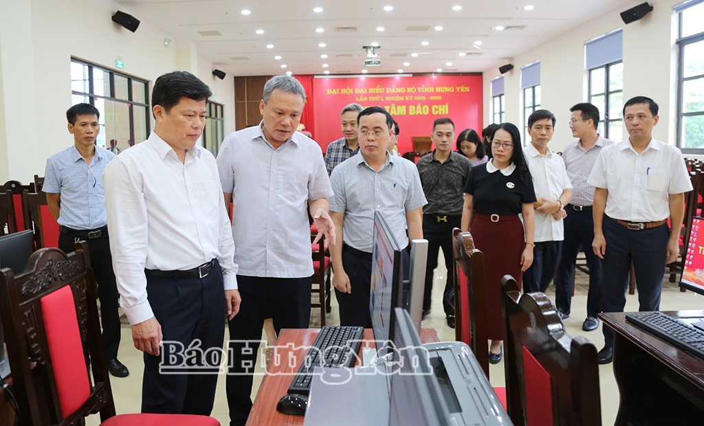Lãnh đạo Báo và Phát thanh Truyền hình Hưng Yên báo cáo đồng chí Trần Quốc Toản, Phó Bí thư Thường trực Tỉnh ủy công tác chuẩn bị tại Trung tâm Báo chí phục vụ Đại hội đại biểu Đảng bộ tỉnh Hưng Yên lần thứ I, nhiệm kỳ 2025 – 2030.