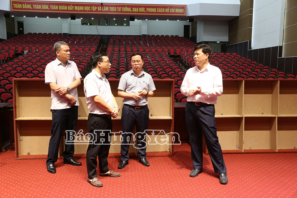 Đồng chí Trần Quốc Toản, Phó Bí thư Thường trực Tỉnh ủy chỉ đạo công tác trang trí khánh tiết phục vụ Đại hội đại biểu Đảng bộ tỉnh Hưng Yên lần thứ I, nhiệm kỳ 2025 – 2030 tại Nhà Văn hóa Lao động tỉnh.
