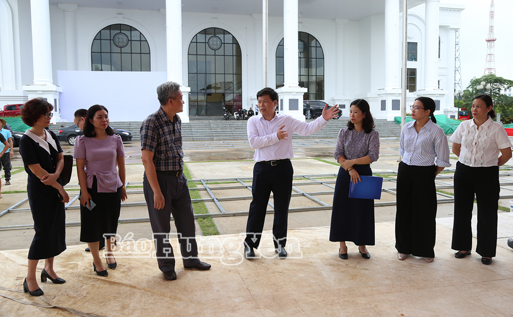 Đồng chí Trần Quốc Toản, Phó Bí thư Thường trực Tỉnh ủy chỉ đạo công tác chuẩn bị khu triển lãm trưng bày các thành tựu của tỉnh phục vụ Đại hội đại biểu Đảng bộ tỉnh Hưng Yên lần thứ I, nhiệm kỳ 2025 – 2030.