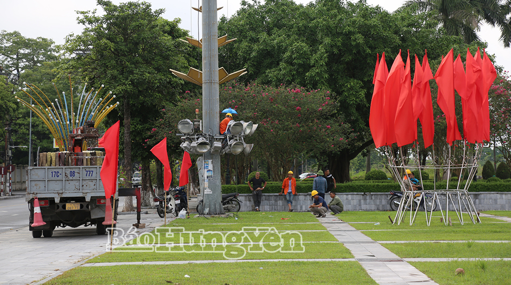 Các đơn vị khẩn trương bảo trì hệ thống ánh sáng tại Quảng trường 14/10 phục vụ Đại hội đại biểu Đảng bộ tỉnh Hưng Yên lần thứ I, nhiệm kỳ 2025 – 2030.