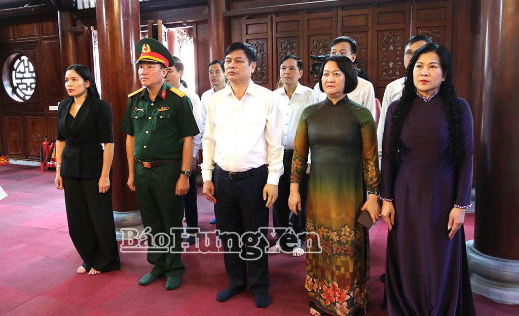 Ban Tổ chức Đại hội Thi đua yêu nước tỉnh Hưng Yên lần thứ I (2025 – 2030) dâng hương tưởng niệm Chủ tịch Hồ Chí Minh tại Đền thờ Bác Hồ.