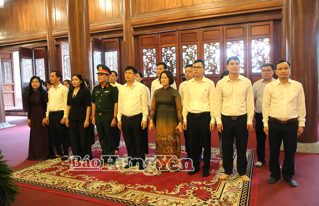Ban Tổ chức Đại hội Thi đua yêu nước tỉnh Hưng Yên lần thứ I (2025 – 2030) dâng hương tưởng niệm các anh hùng liệt sĩ tại Đền thờ Liệt sĩ tỉnh.