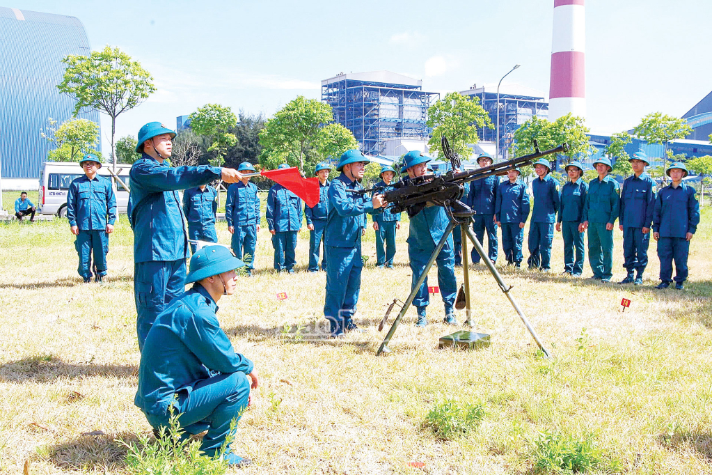 Lực lượng tự vệ Nhà máy nhiệt điện Thái Bình huấn luyện nội dung khẩu đội súng máy 12,7mm làm công tác chuẩn bị chiến đấu.