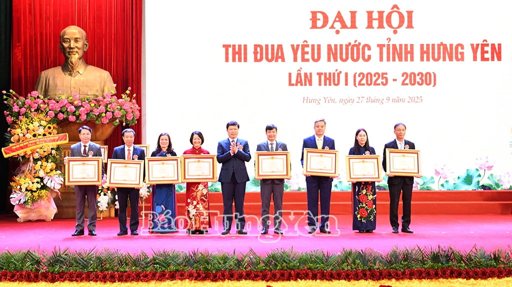 Thừa ủy quyền của Thủ tướng Chính phủ, đồng chí Phó Bí thư Thường trực Tỉnh ủy Trần Quốc Toản trao Bằng khen của Thủ tướng Chính phủ tặng các cá nhân.