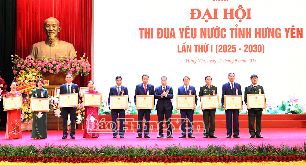Đồng chí Nguyễn Mạnh Hùng, Phó Bí thư Tỉnh ủy, Chủ tịch Ủy ban MTTQ Việt Nam tỉnh trao Bằng khen của Chủ tịch UBND tỉnh tặng các tập thể.
