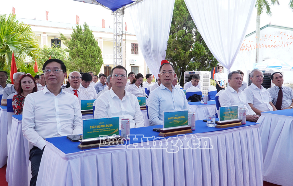 Đồng chí Nguyễn Mạnh Hùng, Phó Bí thư Tỉnh ủy, Chủ tịch Ủy ban MTTQ Việt Nam tỉnh (thứ hai từ bìa trái) và các đại biểu dự buổi lễ.