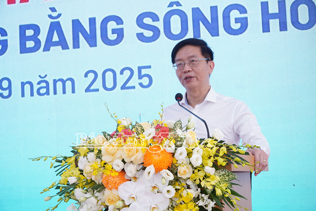 Lãnh đạo Đảng ủy Tập đoàn Petrovietnam phát biểu tại buổi lễ.