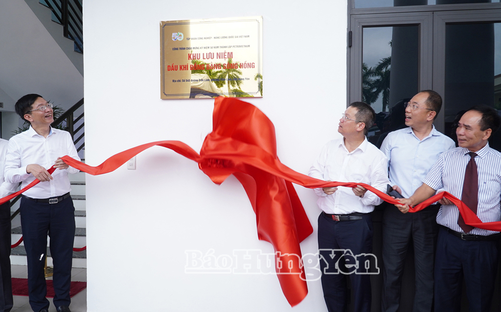 Các đại biểu thực hiện gắn biển công trình chào mừng kỷ niệm 50 năm thành lập Petrovietnam.