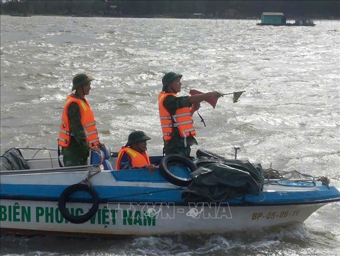 Bộ đội biên phòng tỉnh Thanh Hóa tuần tra, hướng dẫn tàu thuyền cập bến tránh bão. Ảnh: Nguyễn Nam/TTXVN