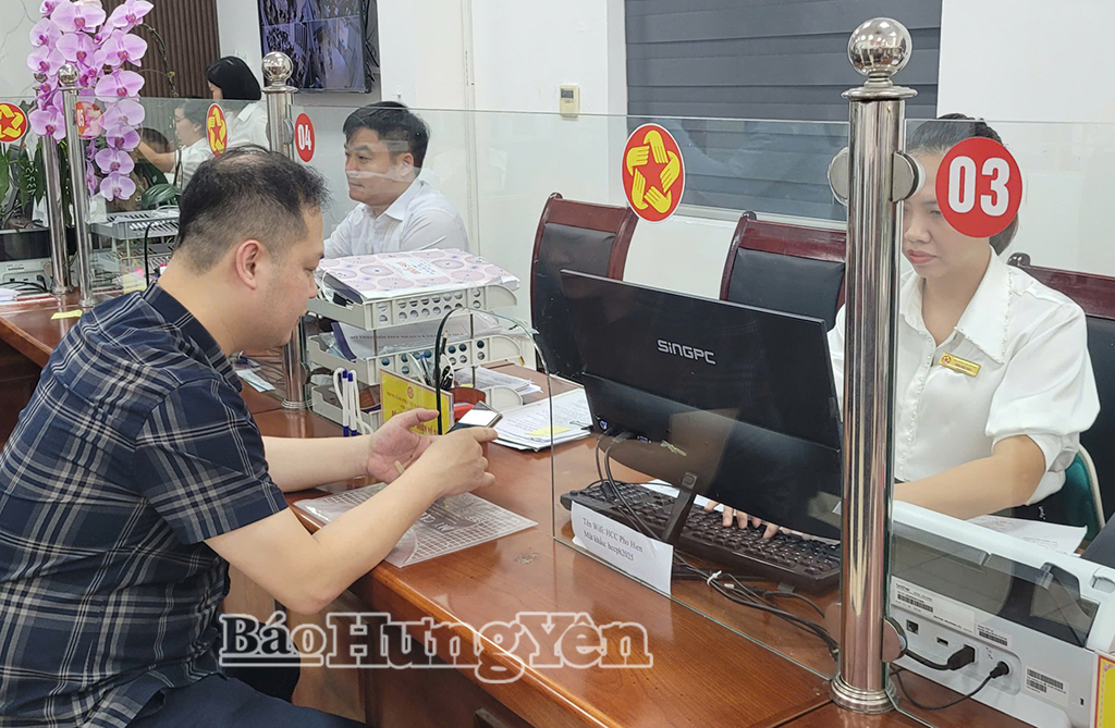 Chuyển đổi số trong phục vụ hành chính công tại phường Phố Hiến.