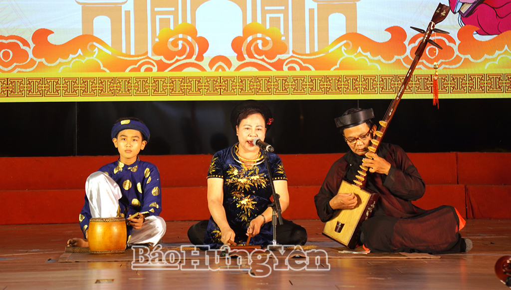 Nghệ nhân nhân dân Đỗ Thị Thanh Nhàn biểu diễn nghệ thuật ca trù cùng các thành viên câu lạc bộ ca trù Đào Đặng, phường Phố Hiến.