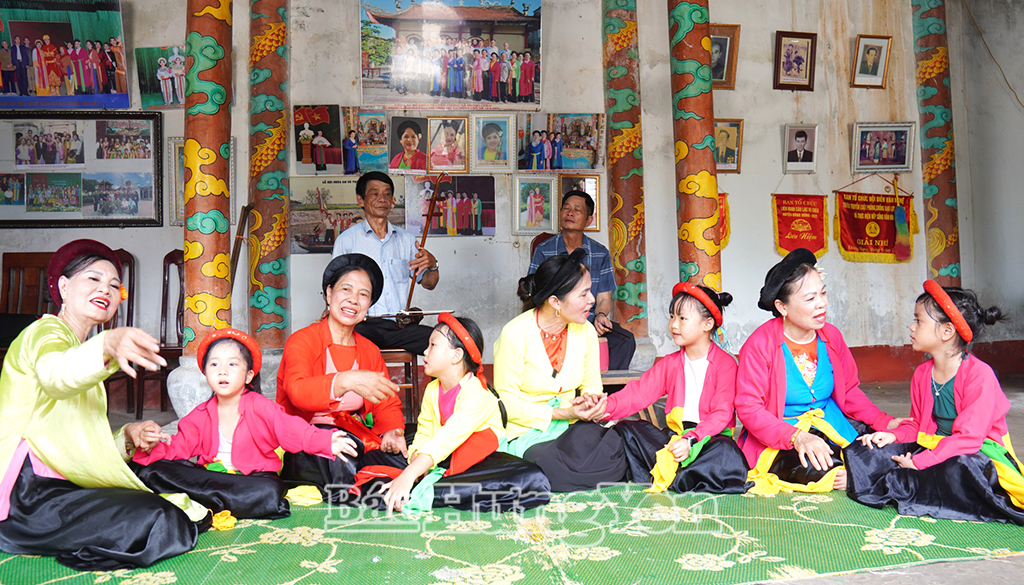 Các nghệ nhân làng chèo Khuốc, xã Đông Tiên Hưng hướng dẫn du khách trải nghiệm hát múa chèo tại nhà thờ tổ chèo của làng.