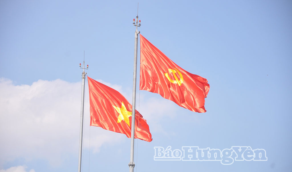 Cờ Tổ quốc, cờ Đảng rực rỡ tung bay trên Quảng trường Thái Bình.