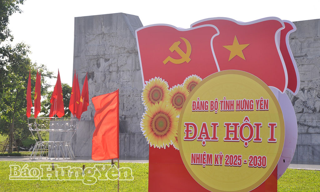 Khu vực Đền thờ Bác Hồ và Tượng đài Bác Hồ với nông dân Việt Nam (phường Tiền Phong) được trang hoàng rực rỡ.