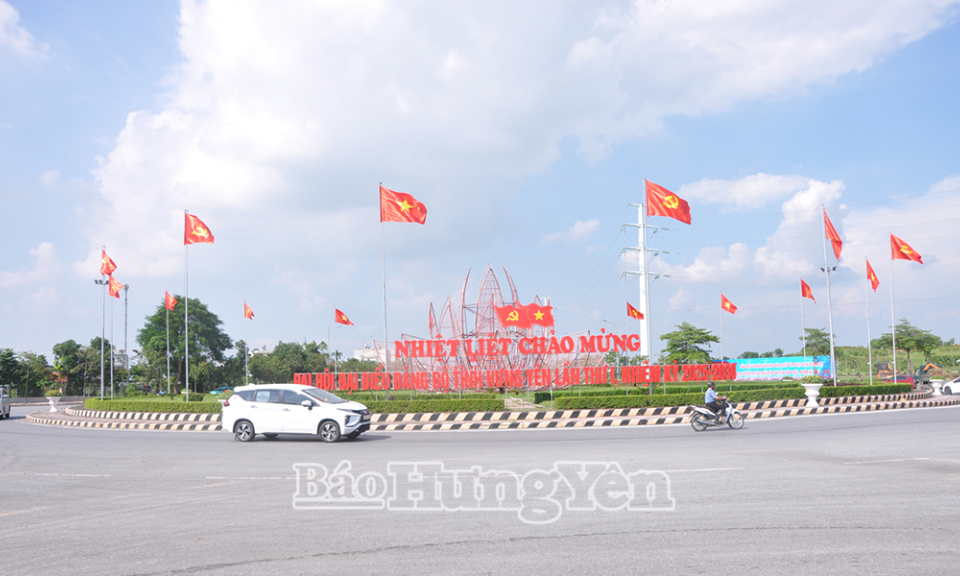 Vòng xuyến ở phường Tiền Phong được trang trí rực rỡ chào mừng Đại hội đại biểu Đảng bộ tỉnh Hưng Yên lần thứ I.