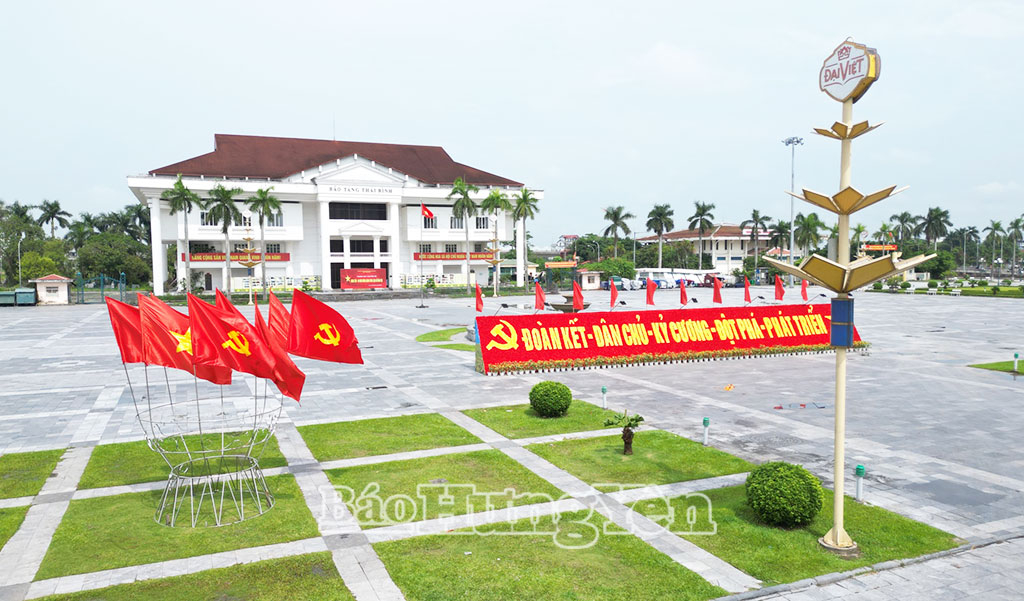 Quảng trường Thái Bình (phường Thái Bình) rực rỡ cờ hoa.