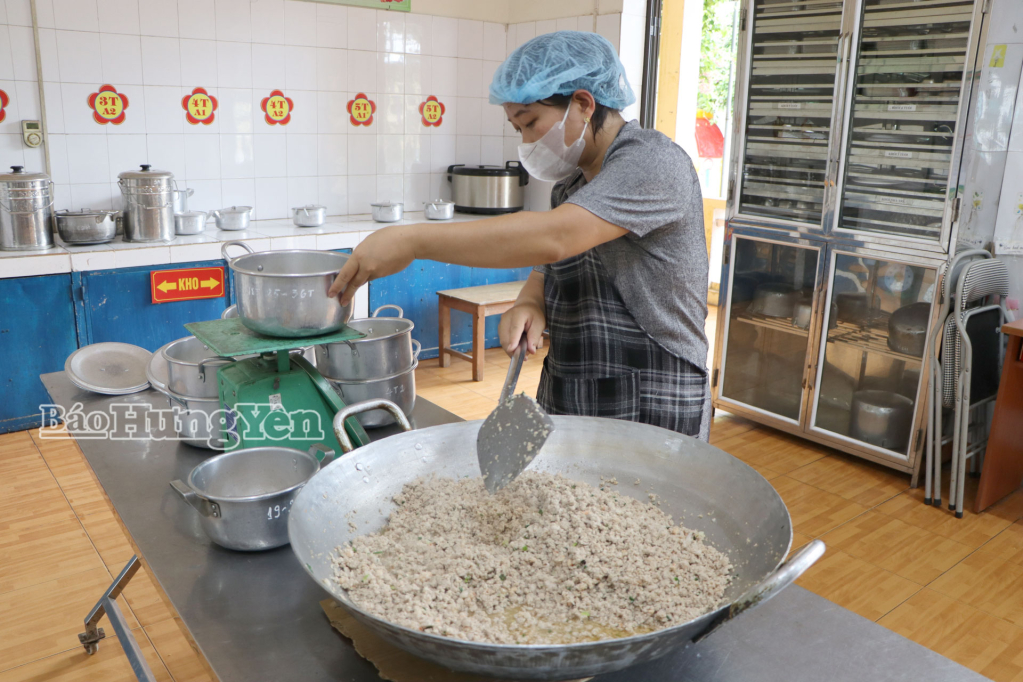 Khu vực chia thức ăn tại trường Mầm non Vũ Quý.