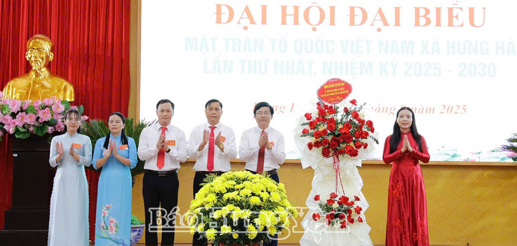 Đồng chí Ngô Thị Kim Hoàn, Ủy viên Ban Thường vụ Tỉnh ủy, Phó Chủ tịch Thường trực Ủy ban MTTQ Việt Nam tỉnh tặng hoa chúc mừng Đại hội.