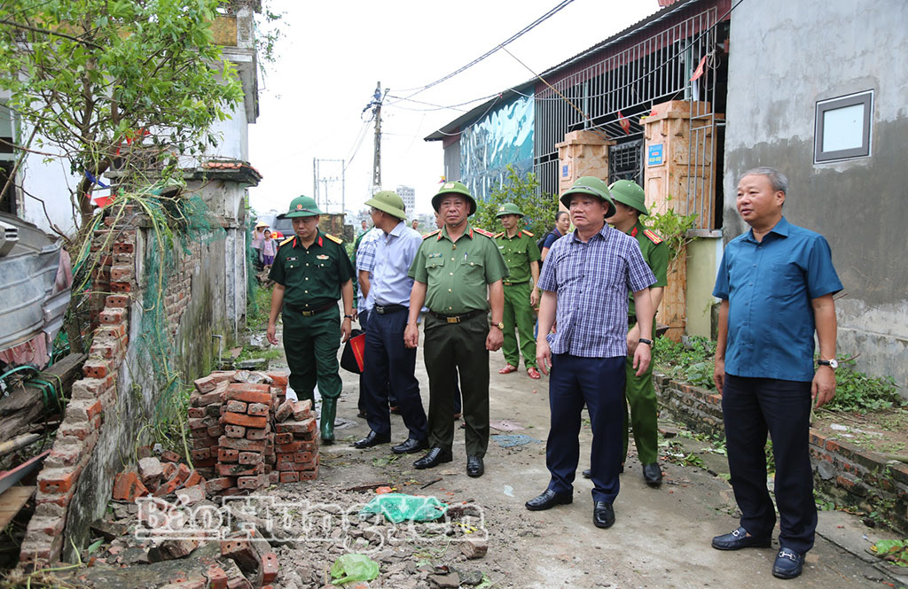 Đồng chí Nguyễn Khắc Thận, Phó Bí thư Tỉnh ủy, Chủ tịch UBND tỉnh kiểm tra công tác khắc phục hậu quả lốc xoáy tại xã Thái Thụy.