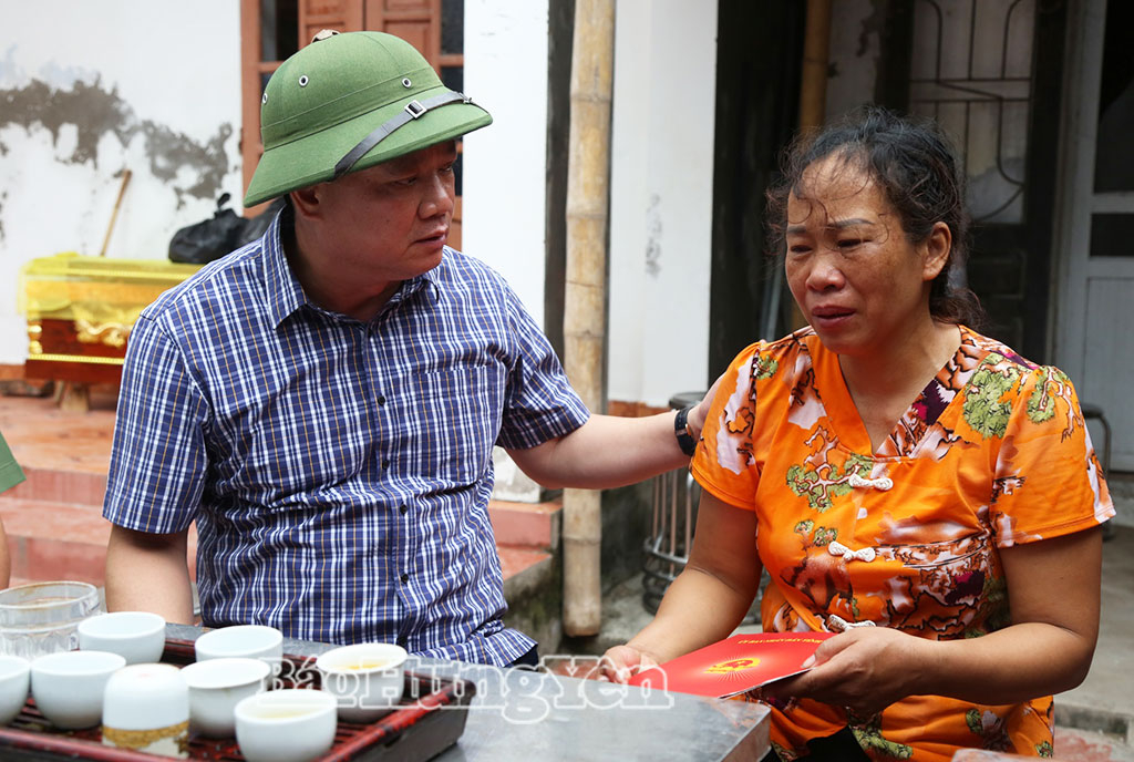 Đồng chí Nguyễn Khắc Thận, Phó Bí thư Tỉnh ủy, Chủ tịch UBND tỉnh thăm hỏi, động viên gia đình có thân nhân tử nạn do lốc xoáy tại xã Thái Thụy.