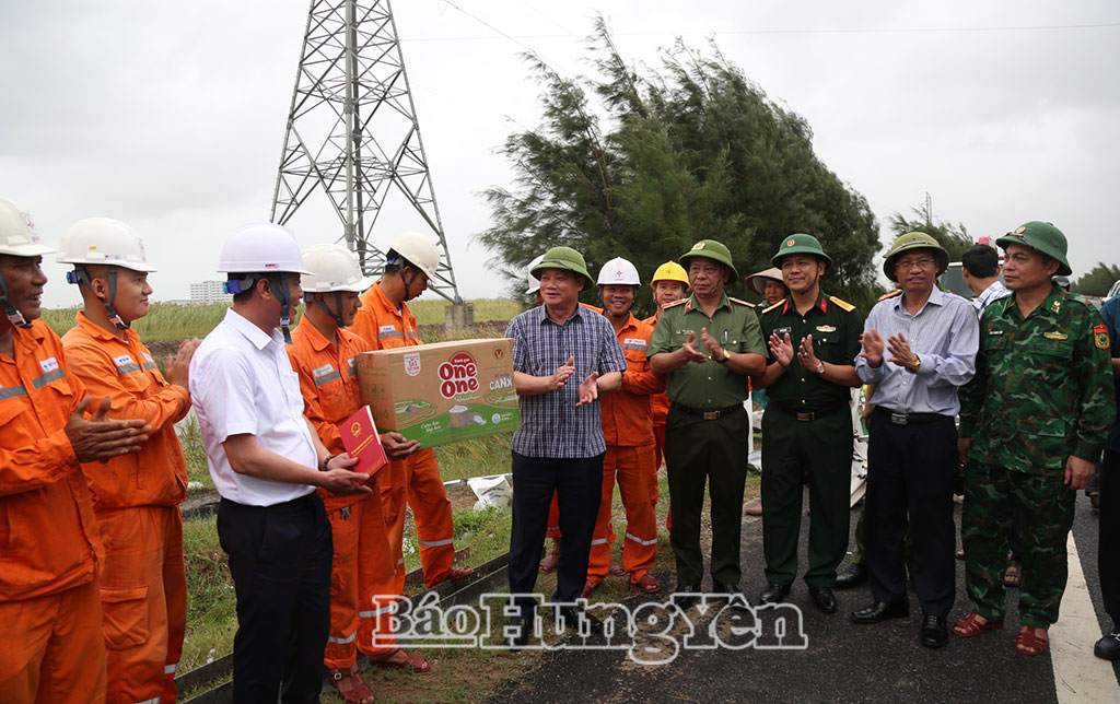 Đồng chí Nguyễn Khắc Thận, Phó Bí thư Tỉnh ủy, Chủ tịch UBND tỉnh và đoàn công tác động viên cán bộ, nhân viên Điện lực Hưng Yên tích cực khôi phục hệ thống điện do ảnh hưởng của thiên tai.