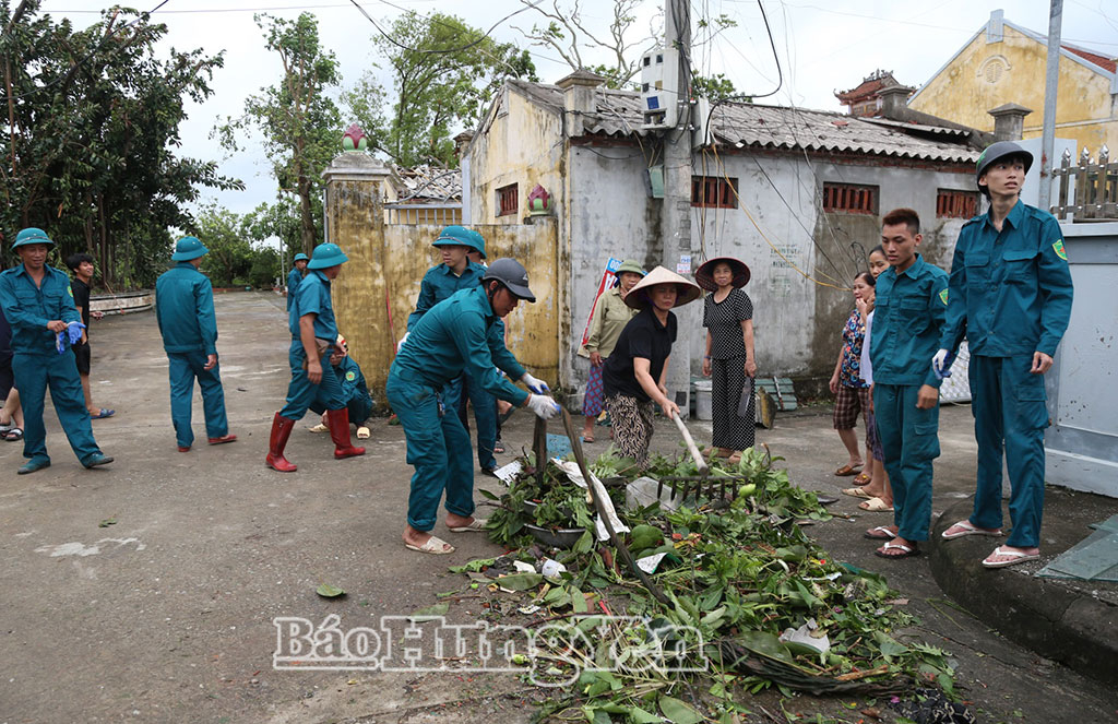 Lực lượng vũ trang phối hợp cùng người dân tổ dân phố Mai Diêm, xã Thái Thụy khắc phục hậu quả do lốc xoáy gây ra.
