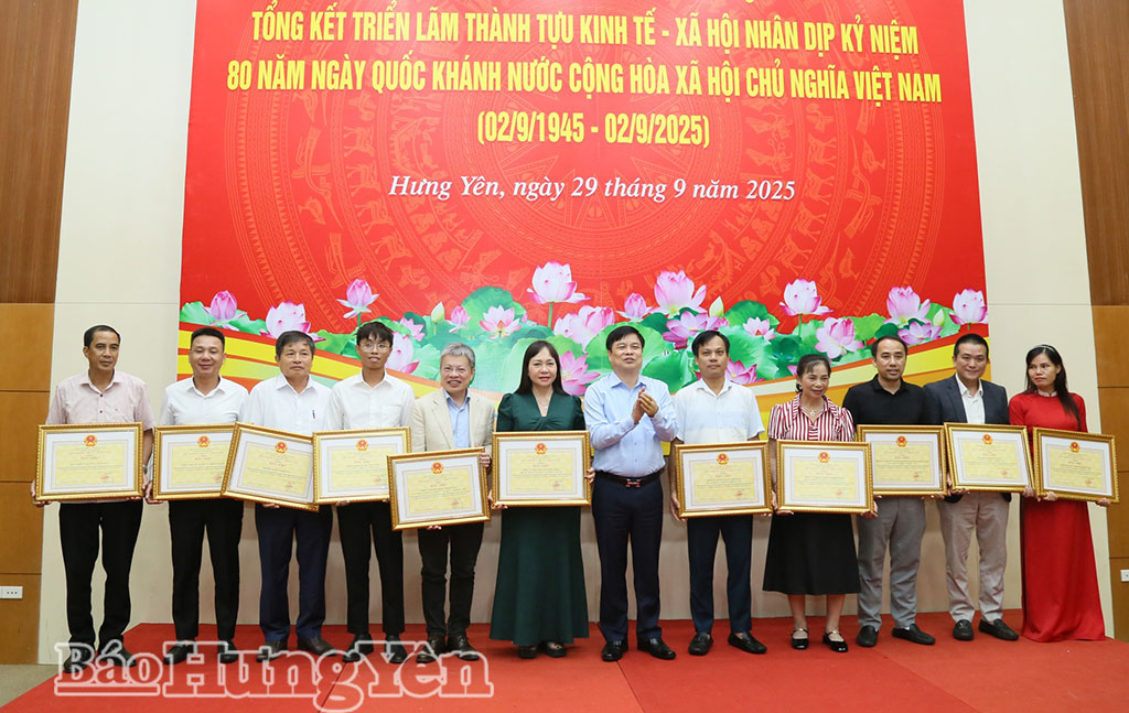 Phó Chủ tịch UBND tỉnh Phạm Văn Nghiêm trao Bằng khen của Chủ tịch UBND tỉnh tặng các tập thể.