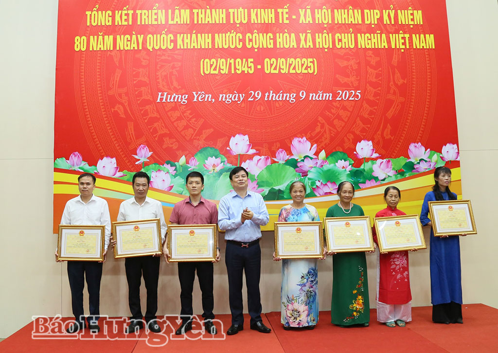 Phó Chủ tịch UBND tỉnh Phạm Văn Nghiêm trao Bằng khen của Chủ tịch UBND tỉnh tặng các cá nhân.