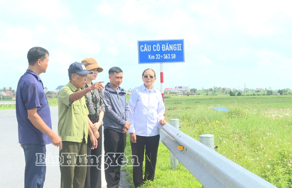 Ông Đặng Quang Trung ở thôn Quan Đình Nam, xã Tân Tiến (thứ 2, từ trái), gương sáng hiến đất làm đường giao thông.