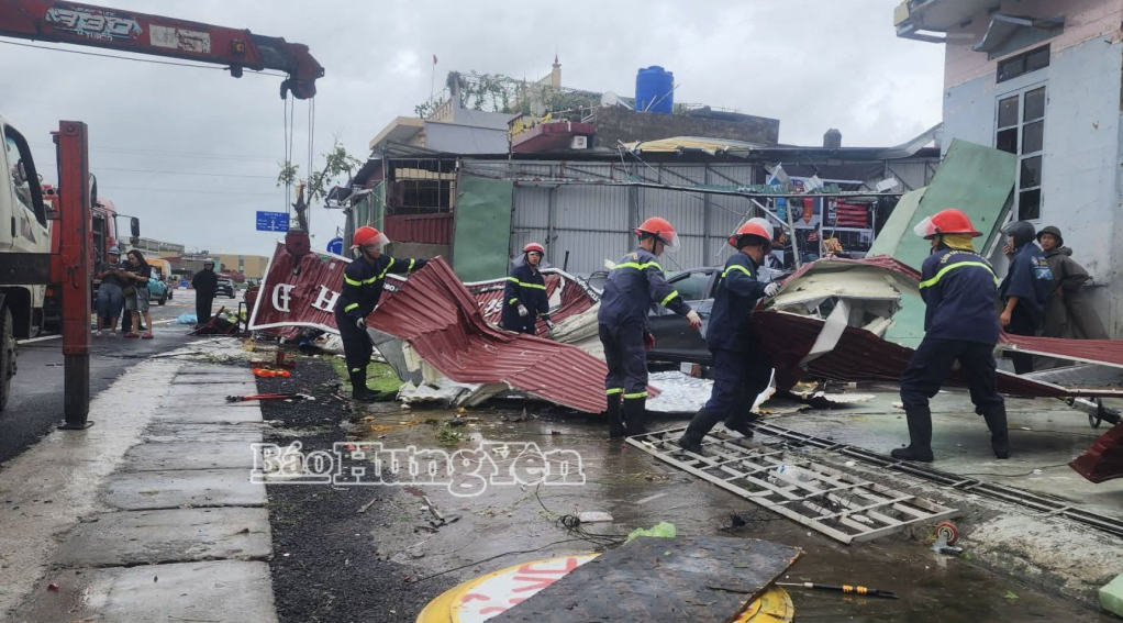 Lực lượng Cảnh sát phòng cháy, chữa cháy và cứu nạn, cứu hộ kịp thời có mặt hỗ trợ người dân khắc phục hậu quả.