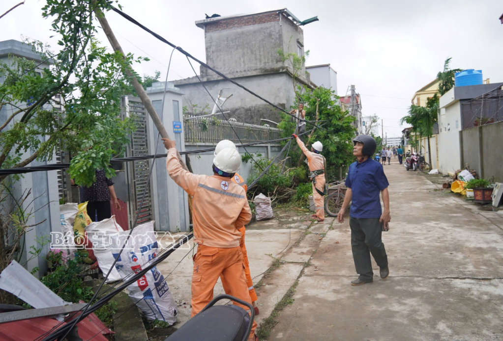 Công nhân Công ty Điện lực tỉnh khẩn trương khắc phục sự cố lưới điện do ảnh hưởng của giông lốc.
