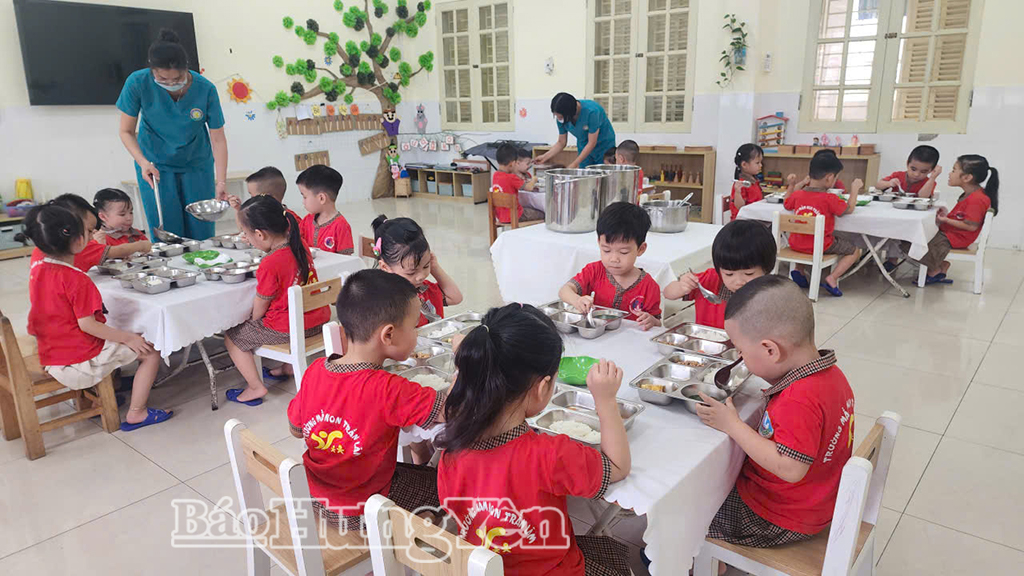 Bữa ăn bán trú của các con Trường Mầm non Trần Lãm.