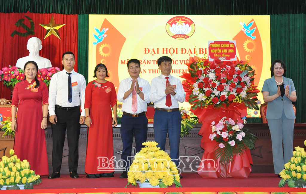 Đồng chí Quách Thị Hương, Ủy viên Ban Thường vụ Tỉnh ủy, Hiệu trưởng Trường Chính trị Nguyễn Văn Linh tặng hoa chúc mừng Đại hội đại biểu MTTQ Việt Nam xã Ân Thi lần thứ I, nhiệm kỳ 2025 - 2030.