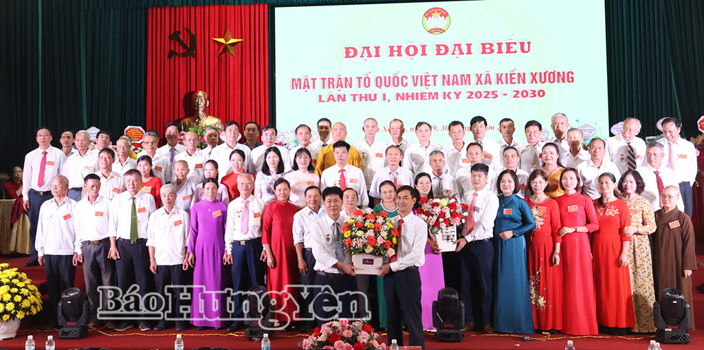 Lãnh đạo xã Kiến Xương tặng hoa chúc mừng Ủy ban MTTQ Việt Nam xã Kiến Xương nhiệm kỳ 2025 - 2030.