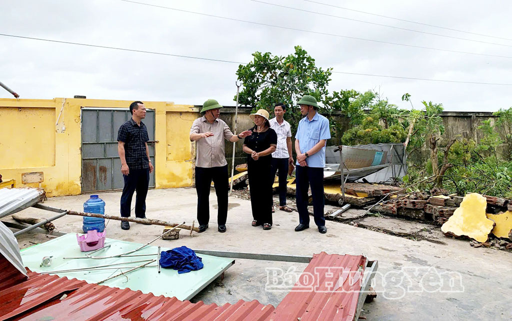 Đồng chí Nguyễn Quang Hưng, Phó Chủ tịch Thường trực UBND tỉnh đi kiểm tra, chỉ đạo công tác khắc phục hậu quả sau thiên tai tại trường Mầm non Thụy Bình, xã Thái Thụy. 