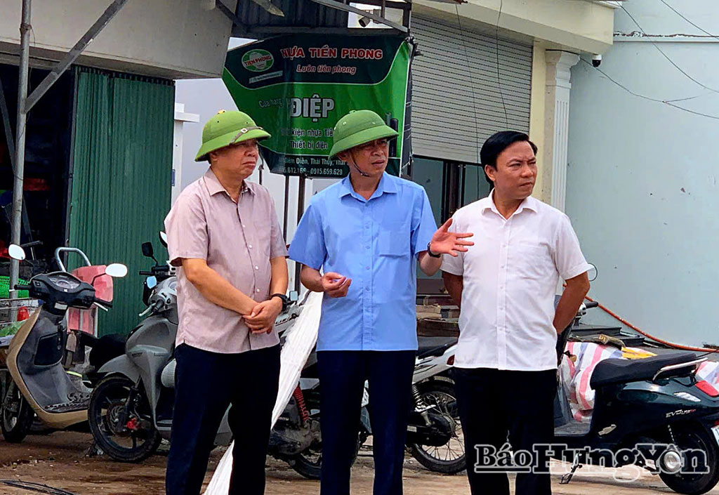 Đồng chí Nguyễn Quang Hưng, Phó Chủ tịch Thường trực UBND tỉnh đi kiểm tra, chỉ đạo công tác khắc phục hậu quả sau thiên tai tại tổ dân phố Nghĩa Chỉ, xã Thái Thụy.