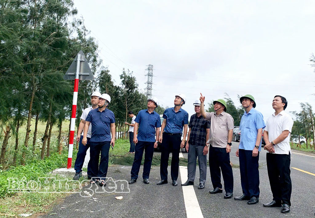 Đồng chí Nguyễn Quang Hưng, Phó Chủ tịch Thường trực UBND tỉnh kiểm tra lưới điện 110 kV, chỉ đạo công tác khắc phục hậu quả sau thiên tai tại xã Thái Thụy.